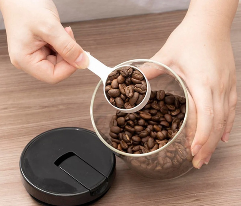 sử dụng hộp đựng kín khí